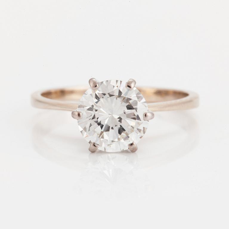 A ring set with a round brilliant-cut diamond.