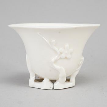 VINOFFERBÄGARE, blanc de chine, Qing dynastin, Kangxi (1662-1722).