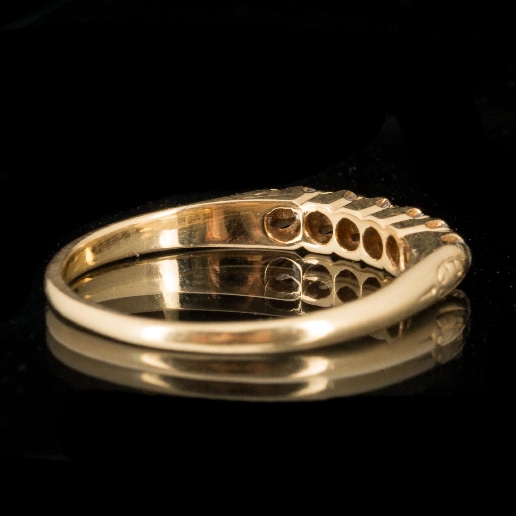 RING, 18k guld med 6 små fasettslipade diamanter. Stockholm 1952. Vikt ca 1.5 gram.