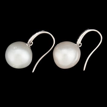 A pair of earrings set with cultured pearls and round, brilliant-cut diamonds. 4.