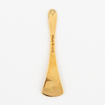 A Swedish 18K gold case, Erik Ytterbom, Stockholm 1810 and a 18K gold spatula, Gustaf Möllenborg, Stockholm 1866.