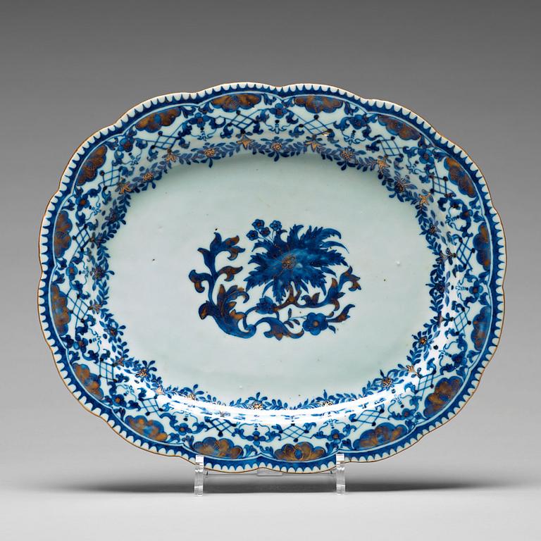 A blue and white serving dish, Qing dynasty, 18th Century.