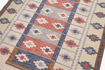 Anna-Greta Sjöqvist, A flat-weave capet, signed AGS, c. 255 x 160 cm.