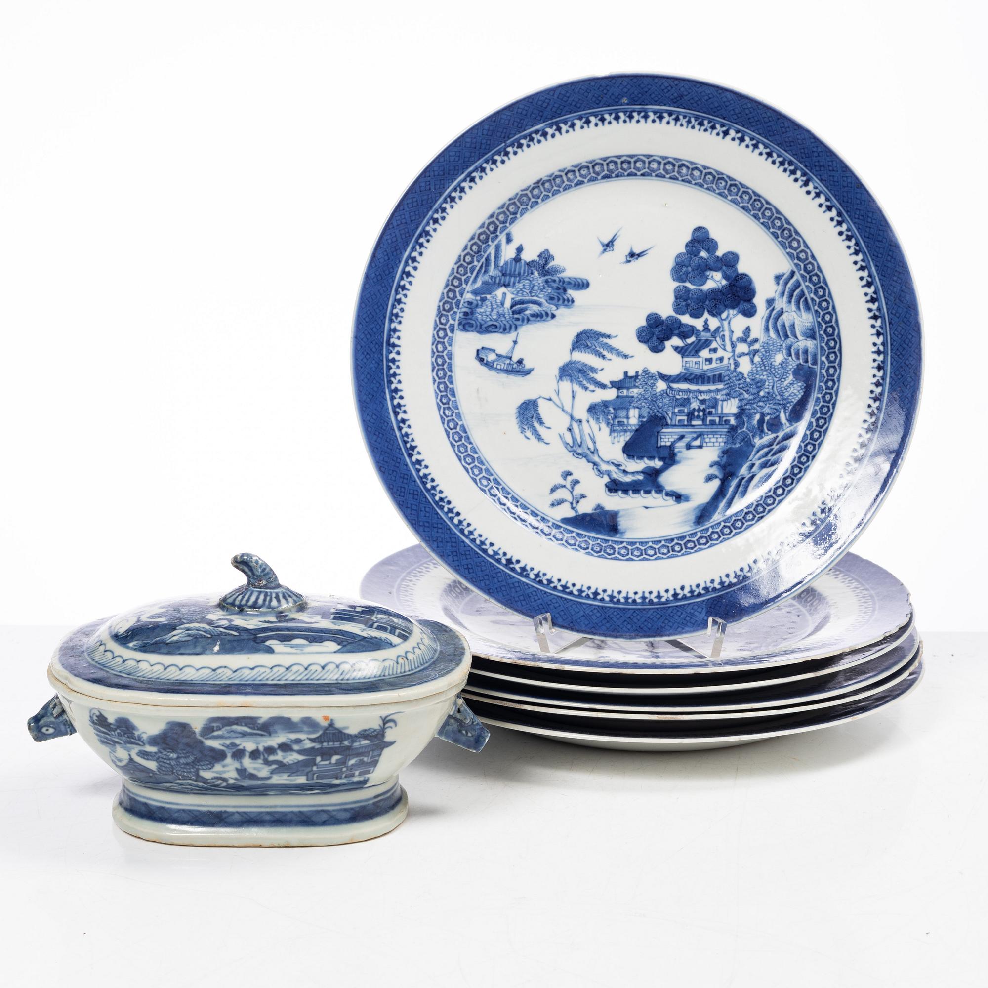 Six blue and white porcelai plates and a butter tureen, China, Jiaqing (1796-1820).