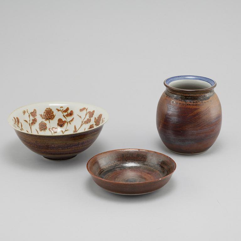 Two bowls and one vase in stoneware, designed Carl-Harry Stålhane for Designhuset, 1970/80s.