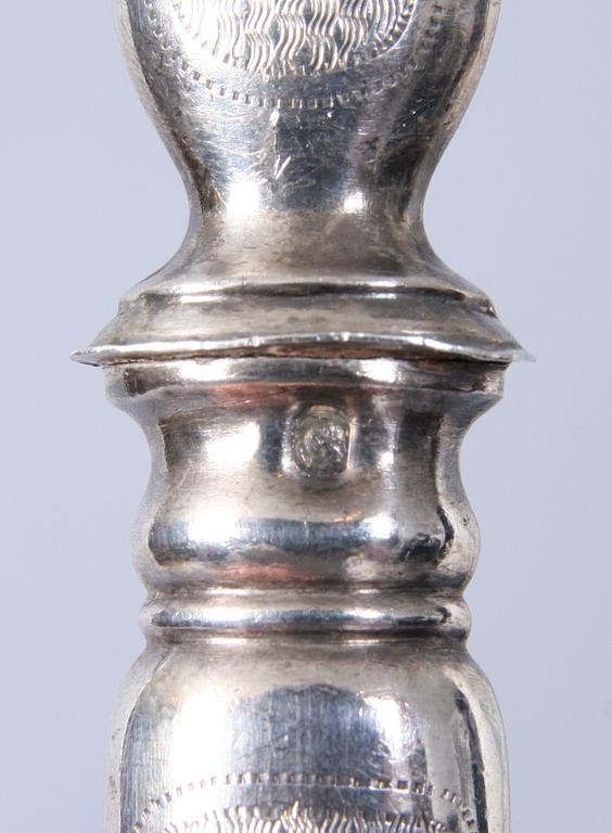 UPPLÄGGNINGSBESTICK, ett par, silver, bär otydliga stämplar.