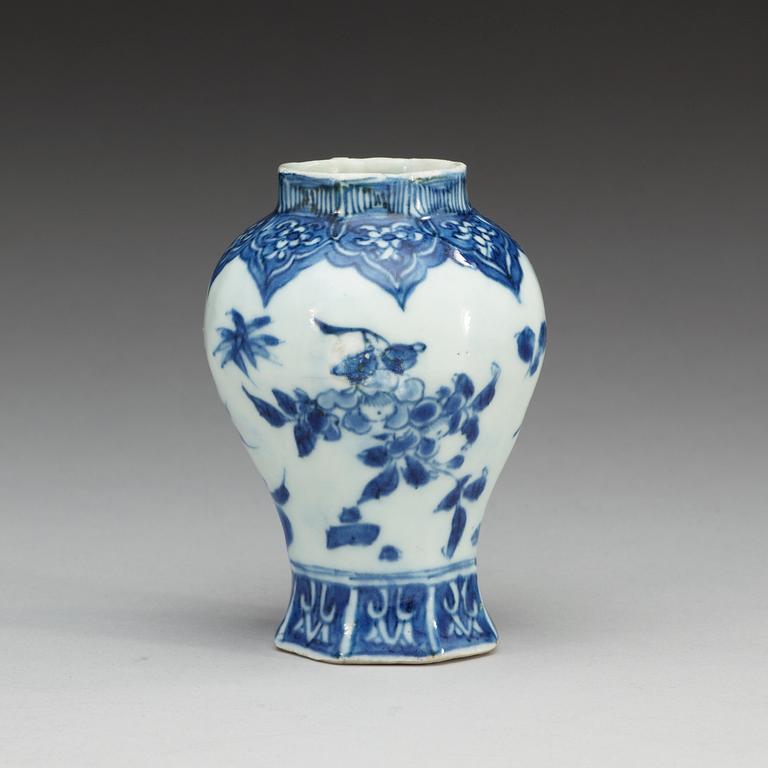 A blue and white Transitional jar, 17th Century.