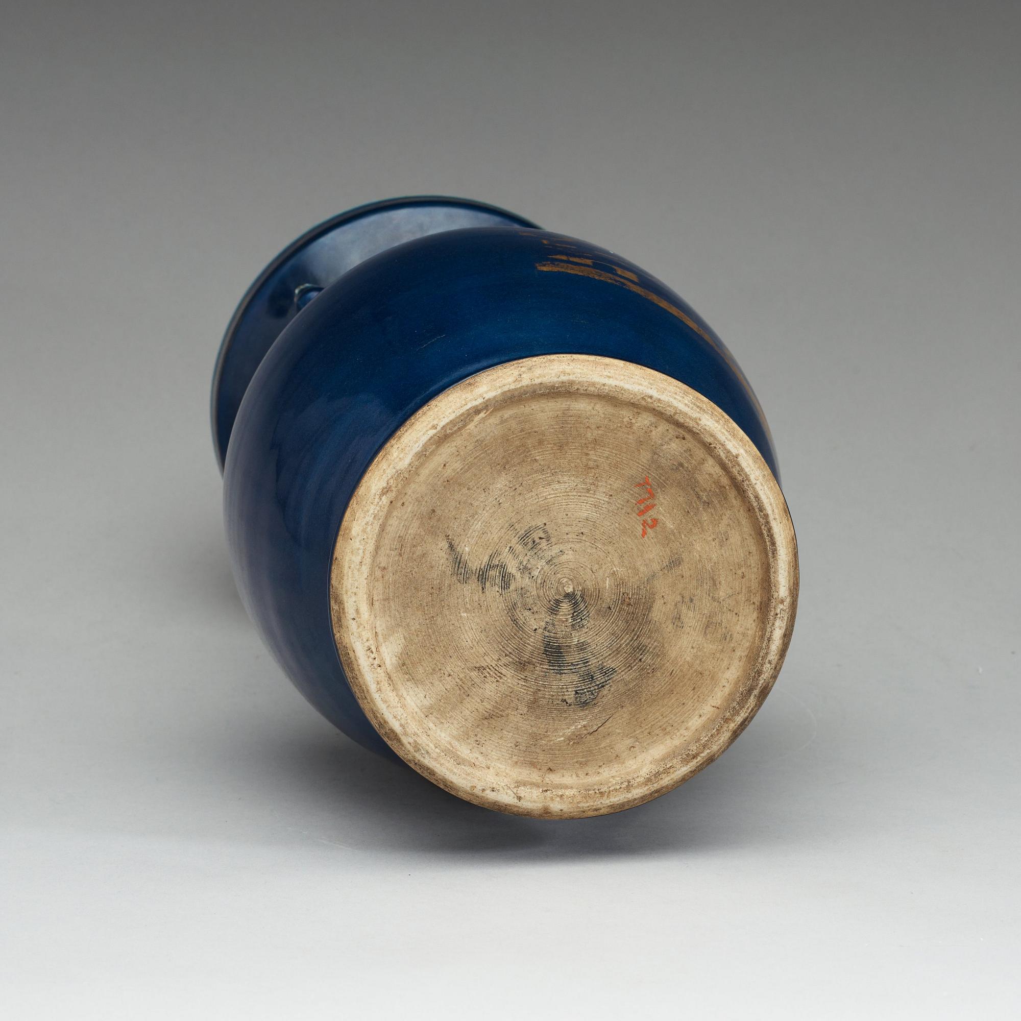 A powder blue vase, Qing dynasty, 19th Century.