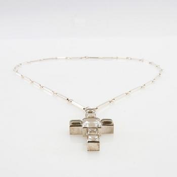 Wiwen Nilsson, Collier av silver och fasetterade bergkristaller i form av ett kors, Lund 1937.