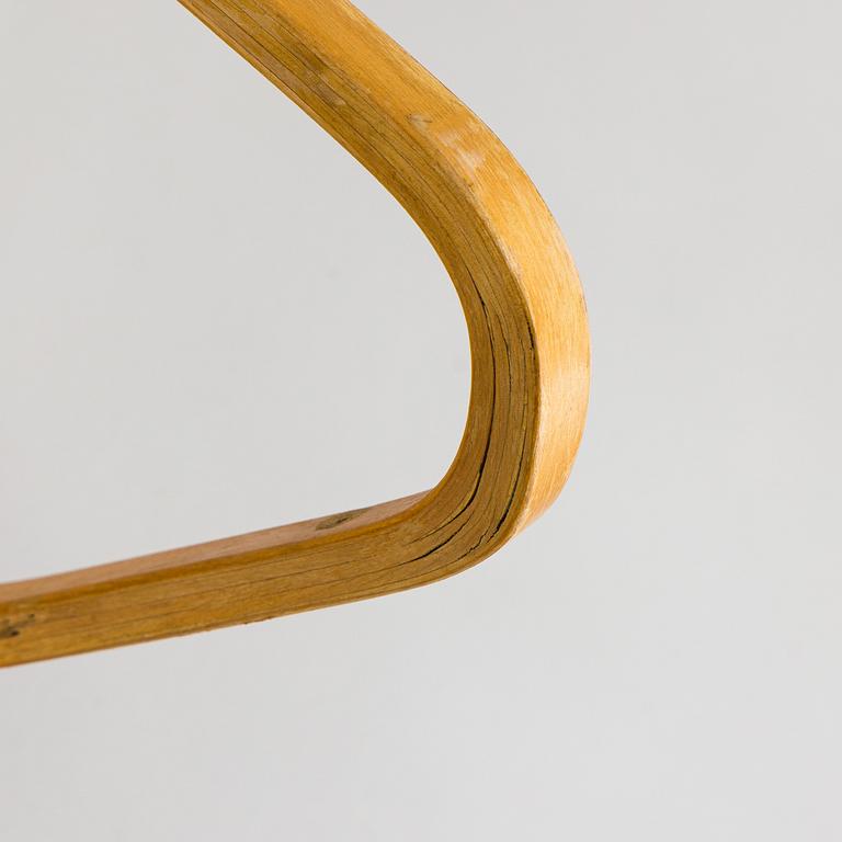 Alvar Aalto, vägghyllor, 2 st, modell 112/L för O.Y. Huonekalu- ja Rakennustyötehdas A.B 1900-talets mitt.