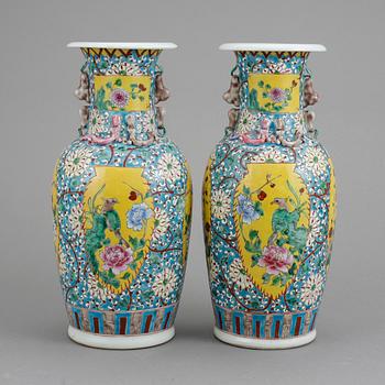 URNOR, ett par, porslin, Kina, 1900-tal.