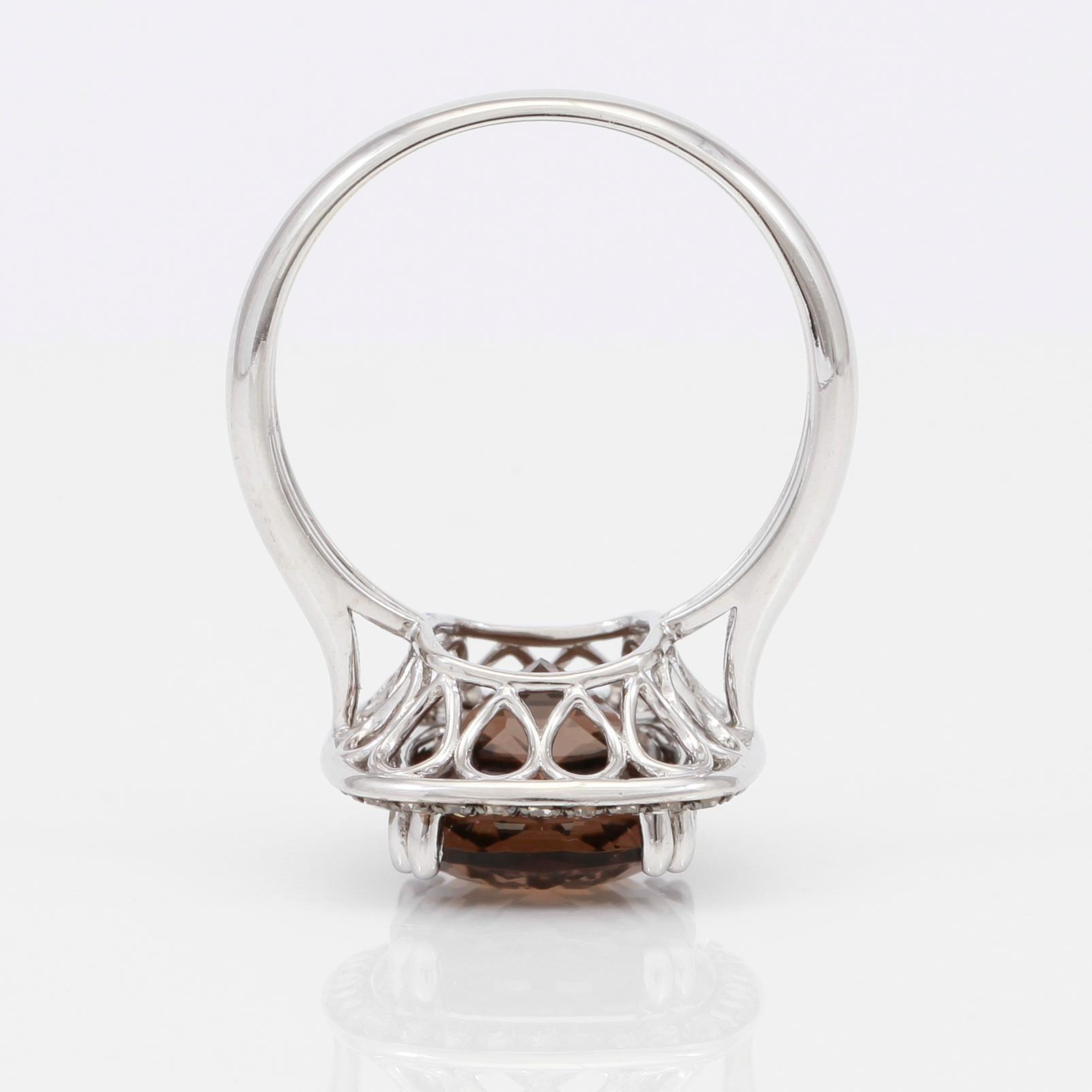 RING, diamanter samt röktopas.