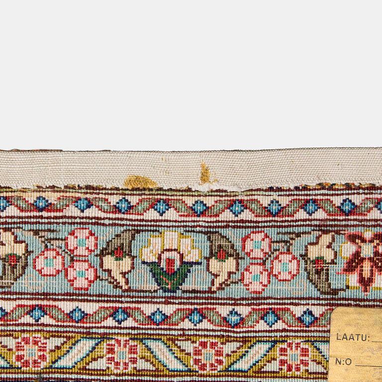 Matta, orientalisk, silke. Ca 273 x 185 cm.