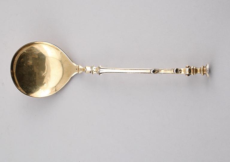 SKED, förgyllt silver, London 1863. Vikt ca 84 gram.