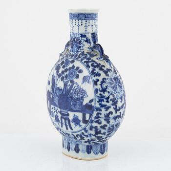 A Chinese blue and white moonflask, Qing dynasty, 19th century.