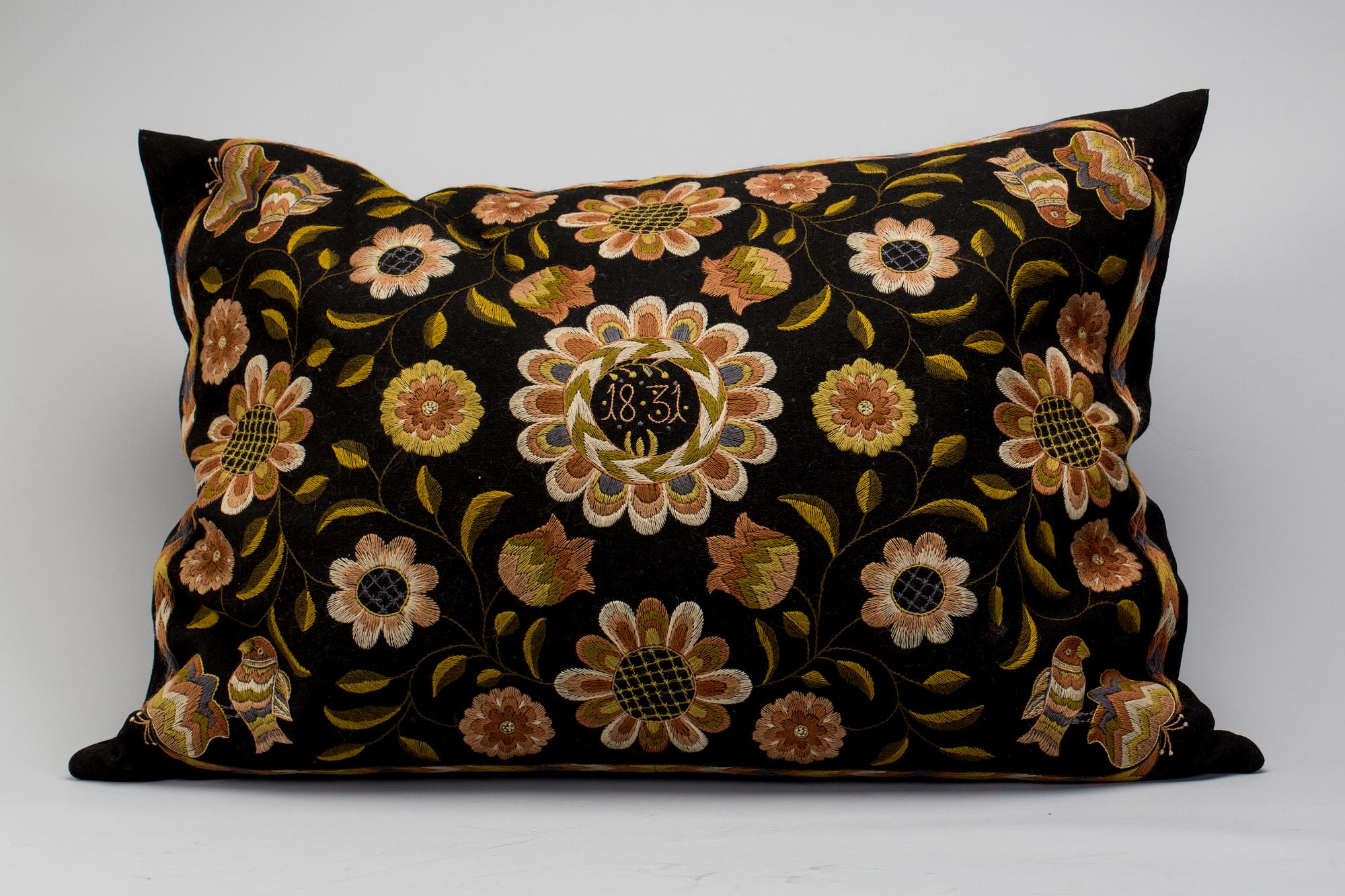 ÅKDYNA, broderad, 1900-talets första hälft.