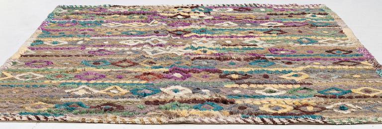 Carpet, Oriental, 308 x 246 cm.