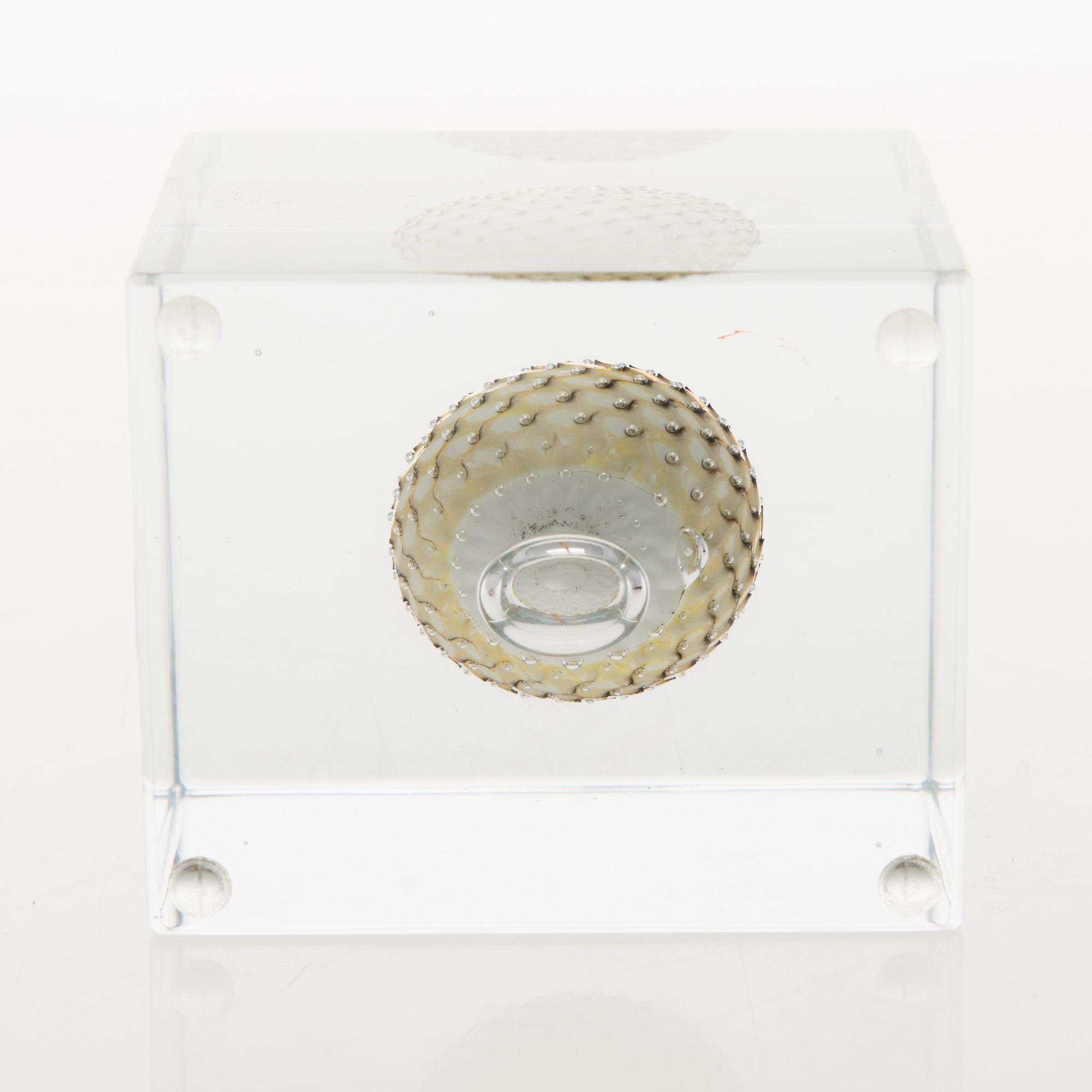 OIVA TOIKKA, An annual glass cube, signed Oiva Toikka Nuutajärvi 2009 and numbered 438/2000.