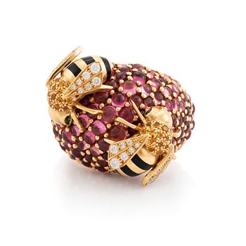 481. A Cartier bee ring in 18K gold and enamel set with round brilliant-cut diamonds, sapphires and emeralds.