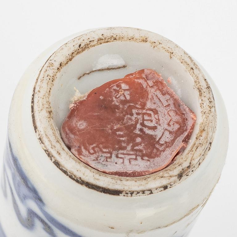 19 porcelain pieces, China and Japan, 19th/20th century.