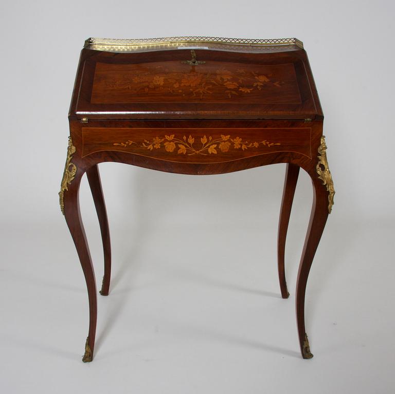 DAMSEKRETÄR, Louis XV-stil.