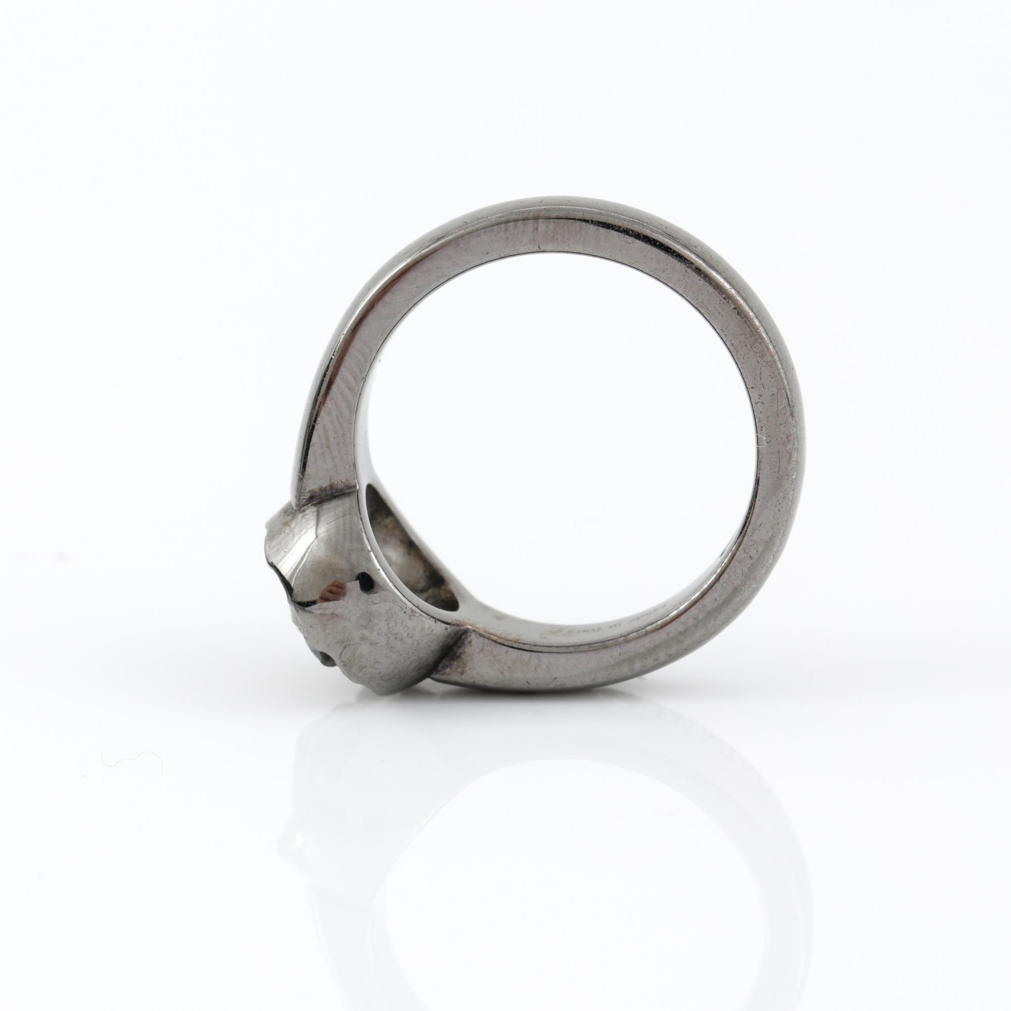 RING, Damiani och Sharon Stone kollektion "Maji", Italien. Oxiderat silver med en oslipad svart diamant.