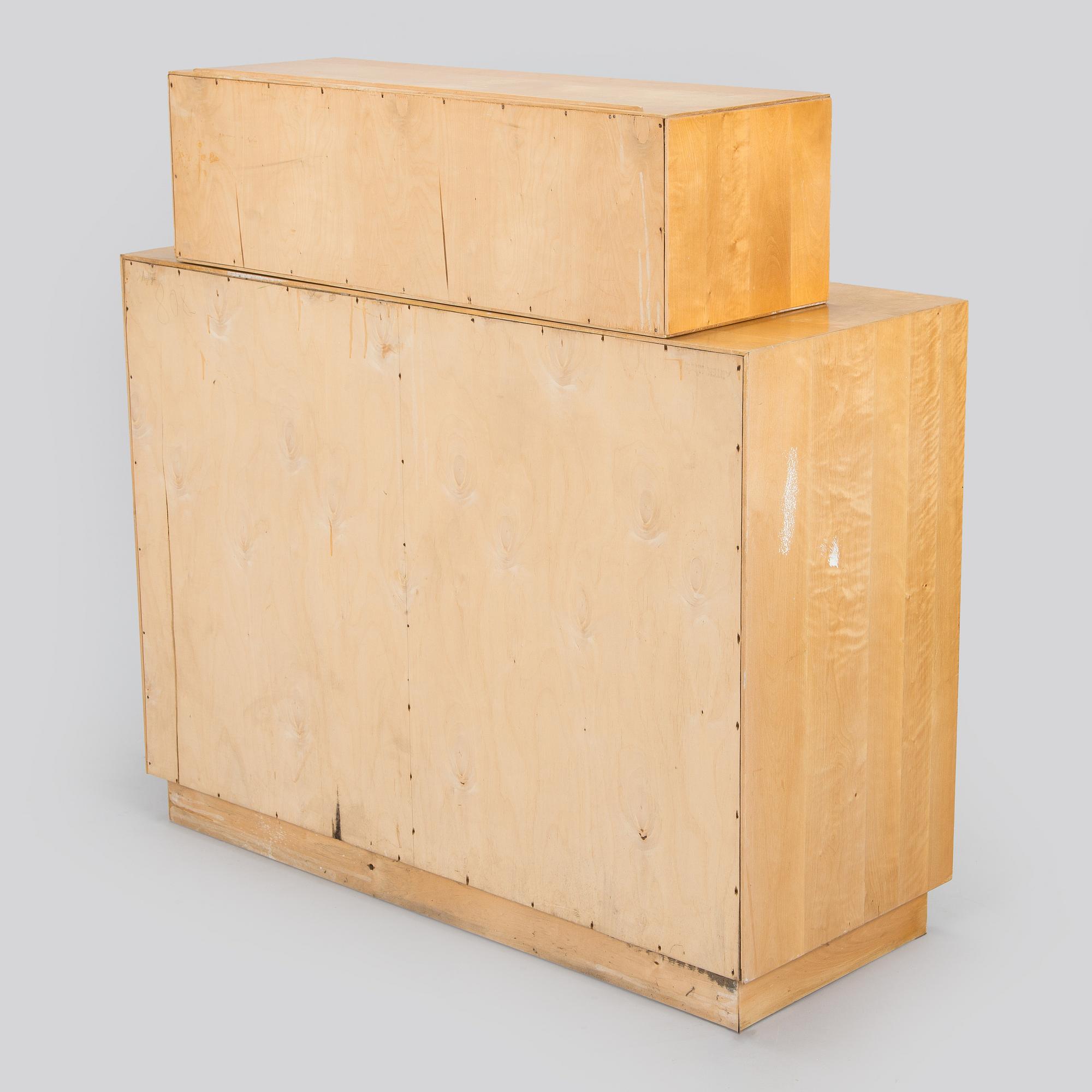 Aino Aalto, kaappi, malli 808 ja vitriini, malli 214 O.Y. Huonekalu- ja Rakennustyötehdas A.B. 1950-luvun alku.