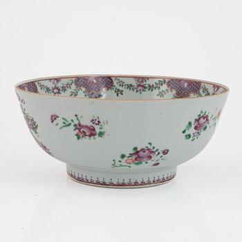 A Chinese porcelain bowl, Qing dynasty, Qianlong (1736-95).