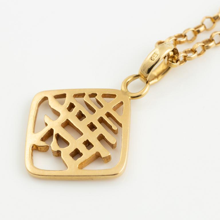 Två halskedjor, ett med hänge och ett armband, 18K guld.