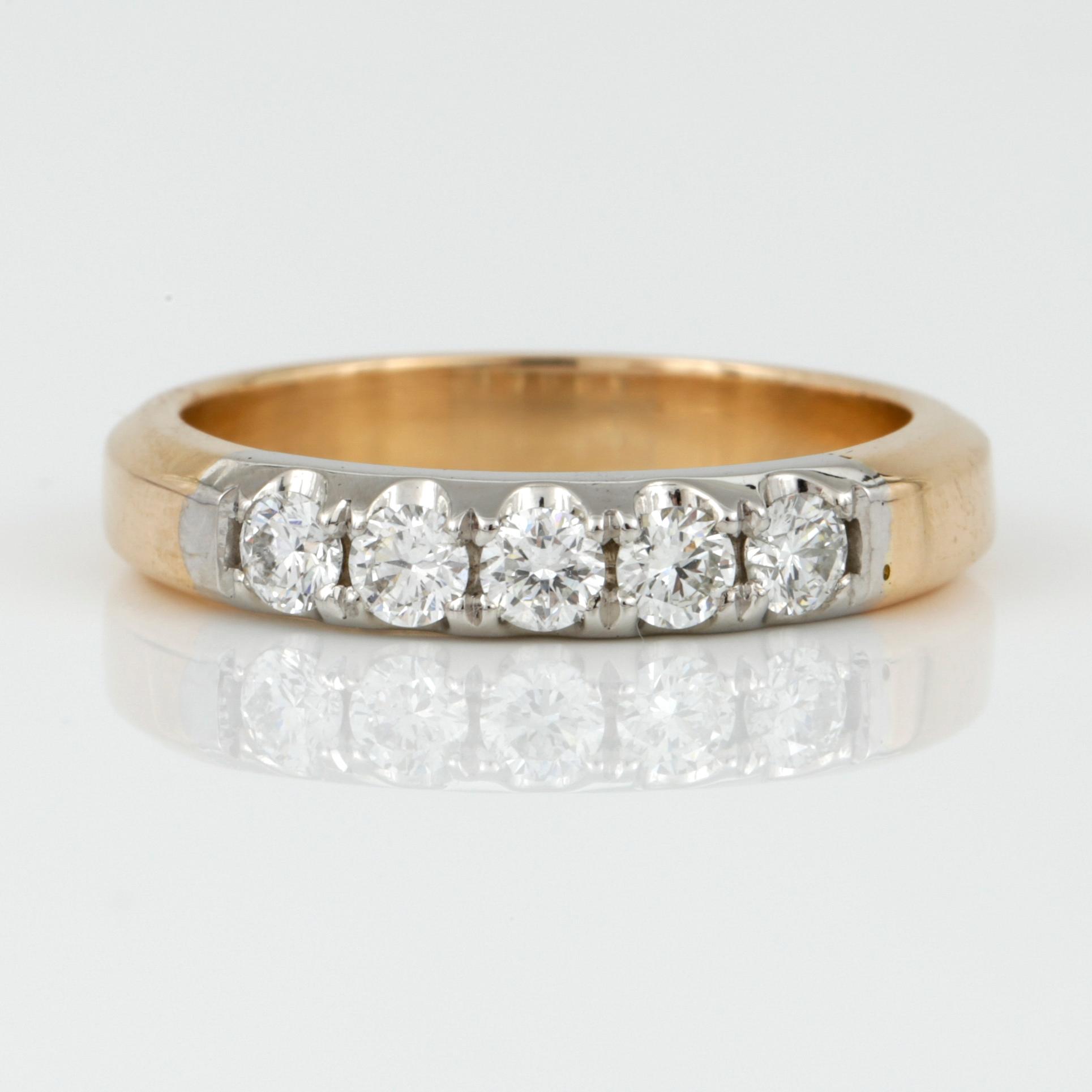 RING, tvåfärgad 14K guld med briljantslipade diamanter tot ca 0,46 ct. Vikt ca 4,15 g.