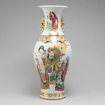 A Canton famille rose vase, Qing dynasty, circa 1900.