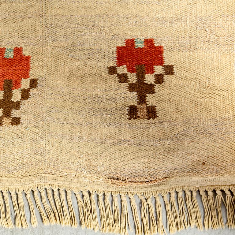 A Swedish 1940's Art Deco flat weave carpet ca 404 x 279 cm.