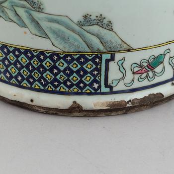 A famille verte floor vase, Qing dynasty, early 20th century.