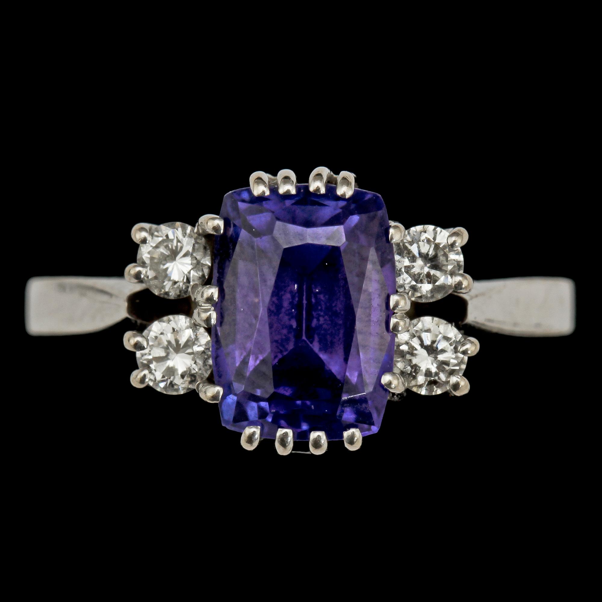 RING, 18k vitguld med 4 briljantslipade diamanter, tot 0.26 ct samt tanzanit, 2.45 ct, A & M, Göteborg, 1983. Vikt 3 g.