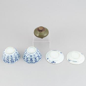 A group of four blue and white porcelain objects and a celadon green glazed jar, Qing dynasty, 18th century.