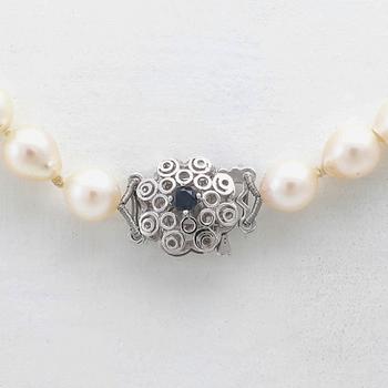 Necklace of cultured pearls with an 18K white gold clasp.