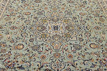 A Kashan carpet, c. 402 x 293 cm.