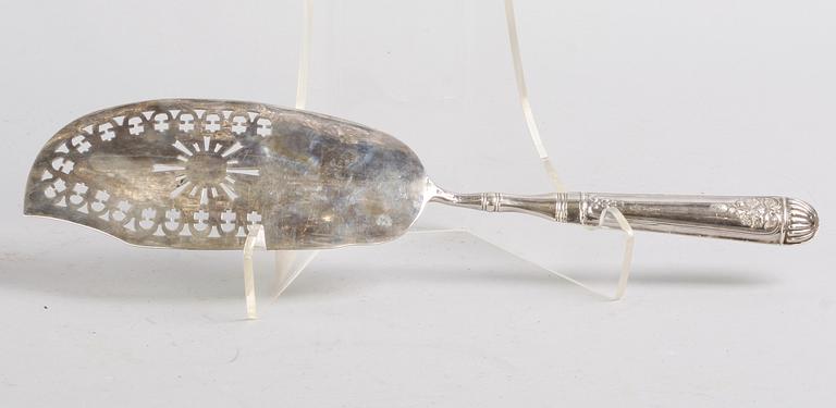 UPPLÄGGNINGSBESTICK FÖR FISK, silver, förmodligen Elias Modig, St Petersburg.