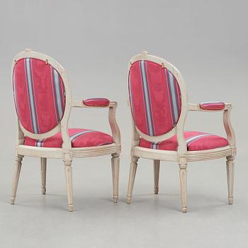 KARMSTOLAR, ett par, av Erik Öhrmark (mästare i Stockholm 1777-1814), gustavianska.