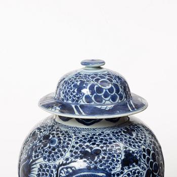 Urna med lock, porslin. Qingdynastin, 1700-tal.