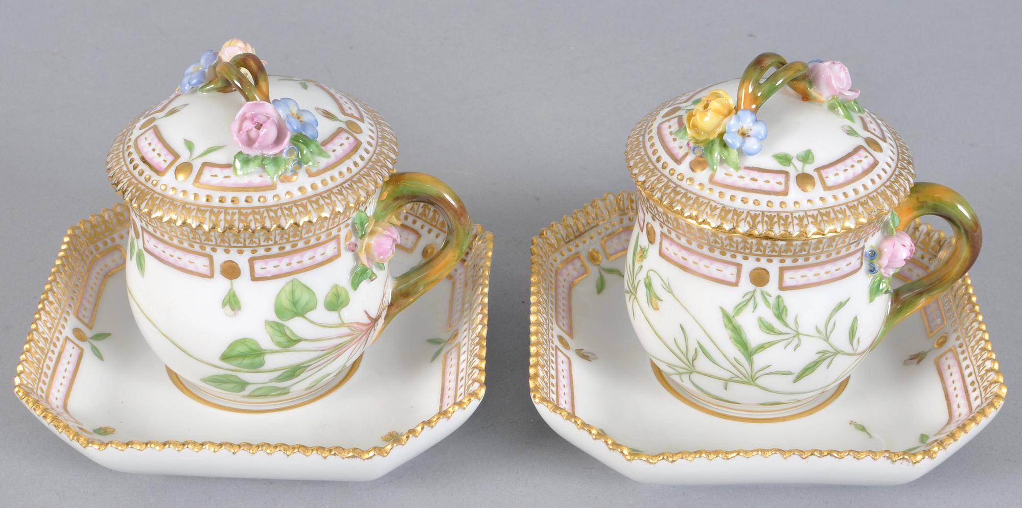 CREMEKOPPAR MED LOCK OCH FAT, 2 st, 
porslin, "Flora Danica" Royal Copenhagen, Danmark.