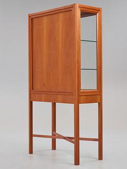 Sten Blomberg, a mahogany showcase cabinet, executed by the workshop of cabinet maker Alfred Persson, 1950-60's,