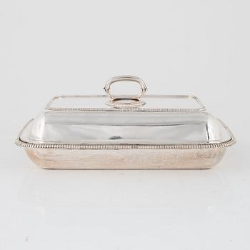 A pair of silver plated serving dishes with covers, first half of the 20th Century.