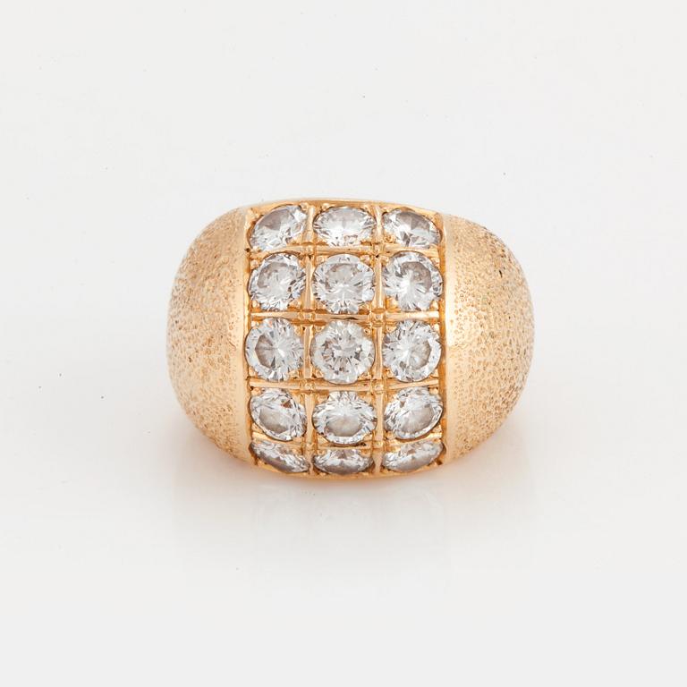 A ring set with round brilliant-cut diamonds.