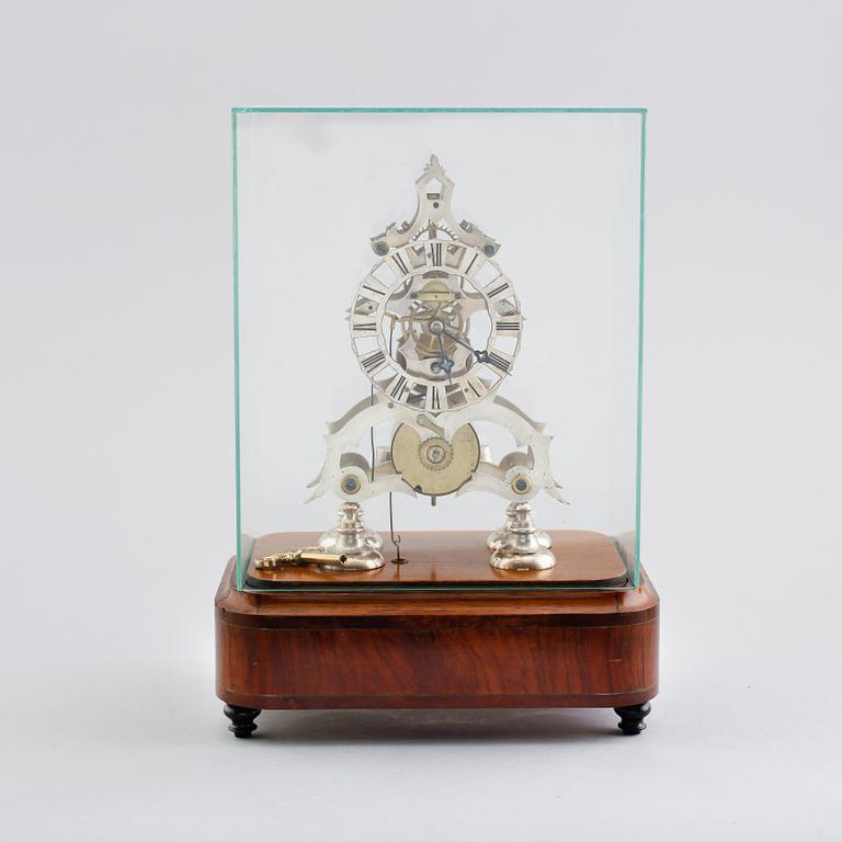 BORDSPENDYL, s k skeletonclock, pendel märkt C Gullberg, med spelverk, omkring år 1900.