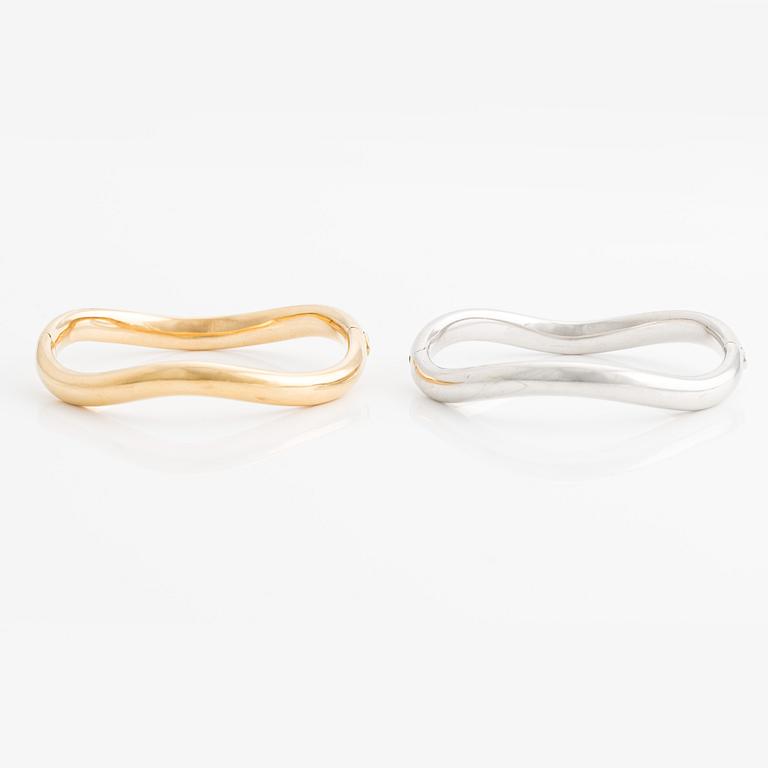 Two bangle bracelets in 18K gold and white gold.