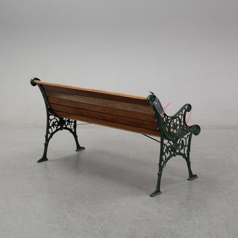 A tennis-/gardenbench, GLTK Gothenburg.