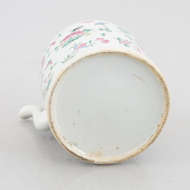 Four pieces of Chinese porcelain, Qing dynasty, 18th-19th century.
