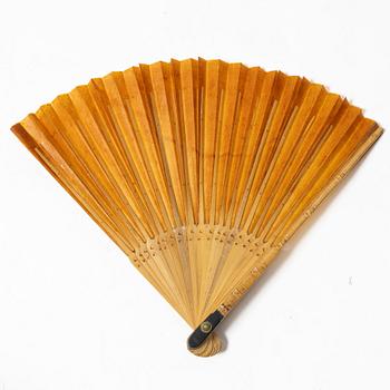 Två solfjädrar, fyra broderade fodral samt liten väska, sen Qingdynasti/tidigt 1900-tal.