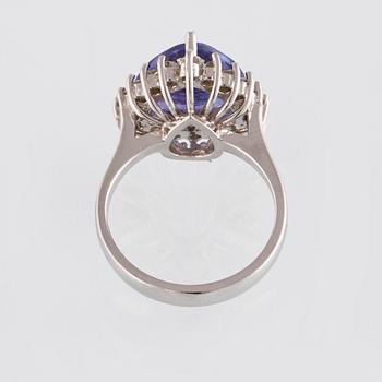 RING, 14K guld med fasettslipad tanzanit ca 3.84 ct samt briljantslipade diamanter ca 0.60 ct. Vikt 5,6 gram.